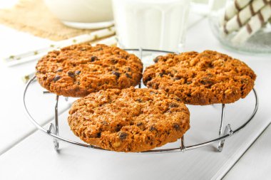 Ev yapımı yulaf ezmeli kurabiye. Çerezler bir demir bir ahşap beyaz masaya rendeleyin.