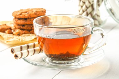 Çizgili gofret rulo, lezzetli çikolata meze Beyaz ahşap tablo.