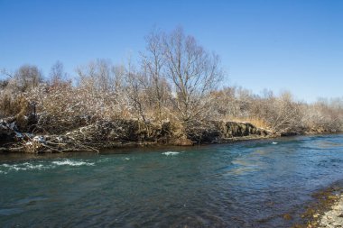 Kış nehirde. Fırtınalı River Rapids. Kış manzarası.