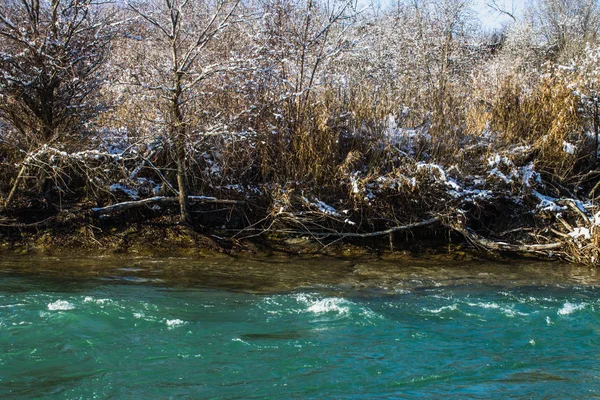 在冬天的河流。急流的暴风雨河。冬季景观. — 图库照片