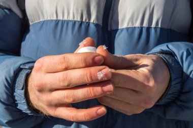 Erkek eller kardan heykel bir kardan adam yapmak küçük kartopu.