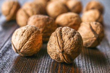 Kabuk ve ceviz kemikler bir kahverengi ahşap tablo.