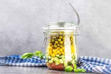 Sağlıklı ev yapımı salata sebze, salatalık, domates, bezelye ve Mısır - sağlıklı diyet, Detoks, saf gıda veya vejetaryen kavramı ile bir kavanoz içinde.
