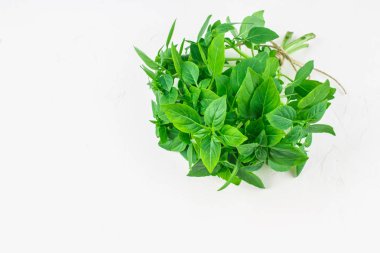 Bir tuğla duvar arka plan beyaz bir beton masada yeşil limon fesleğen demet