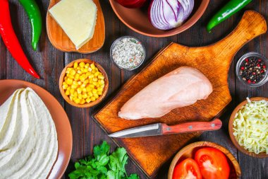 Geleneksel Meksika Meksika böreği yemek pişirmek için malzemeler. Domates, kişniş, kırmızı soğan, tavuk fileto, ekmeği, kukurznye düz kek, peynir kaşar peyniri, chili. Üstten Görünüm.