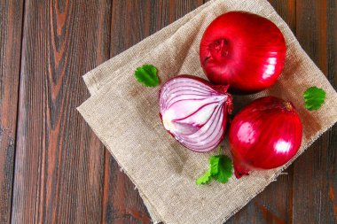 Taze kırmızı soğan ve doğranmış dilimleri ahşap bir masa. Üstten Görünüm.
