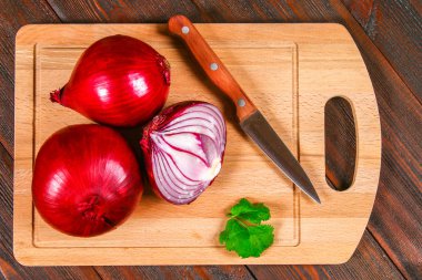 Taze kırmızı soğan ve doğranmış dilimleri ahşap bir masa. Üstten Görünüm.