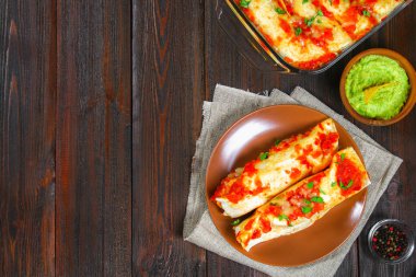 Ev yapımı tavuk enchiladas tabak ahşap masa üzerinde. Üstten Görünüm.