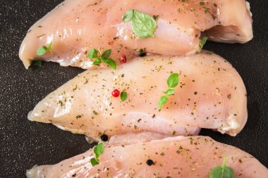 Ham fileto tavuk paslı arka plan üzerinde. Et yemek pişirmek için malzemeler. Üstten Görünüm.