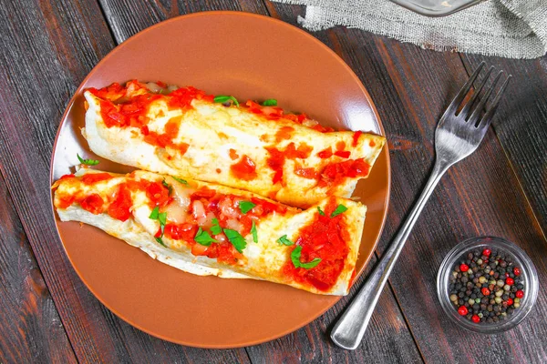 Zelfgemaakte kip enchiladas in schotel op houten tafel. Bovenaanzicht. — Stockfoto