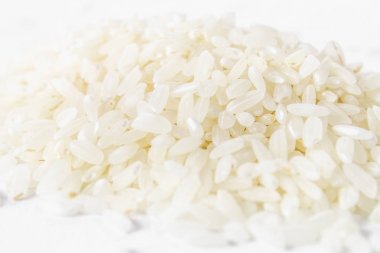 Kurulların Beyaz ahşap bir masa üzerinde çiğ beyaz pirinç taneleri. Yemek pişirmek için malzemeler.