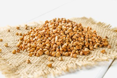 Ham buğday üzerinde ahşap bir masa bir torba. Sağlıklı bir diyet yemek.