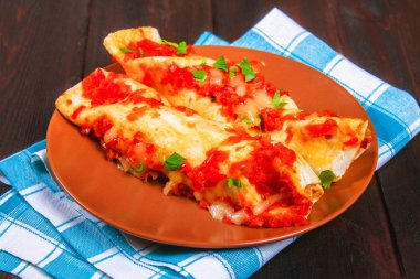 Ev yapımı tavuk enchiladas tabak ahşap masa üzerinde. Üstten Görünüm.