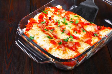 Ev yapımı tavuk enchiladas tabak ahşap masa üzerinde. Üstten Görünüm.