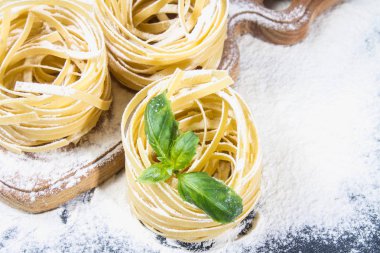 Makarna Tagliatelle yemek için lezzetli taze renkli malzemeler