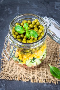 Sağlıklı ev yapımı salata sebze, salatalık, domates, bezelye ve Mısır - sağlıklı diyet, Detoks, saf gıda veya vejetaryen kavramı ile bir kavanoz içinde.
