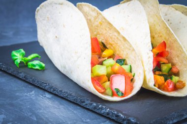 Et ve sebze ahşap arka plan üzerinde ile geleneksel Meksika tacos.