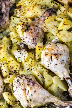 Kimyon ve sarımsak ile patates ile kavrulmuş tavuk budu.