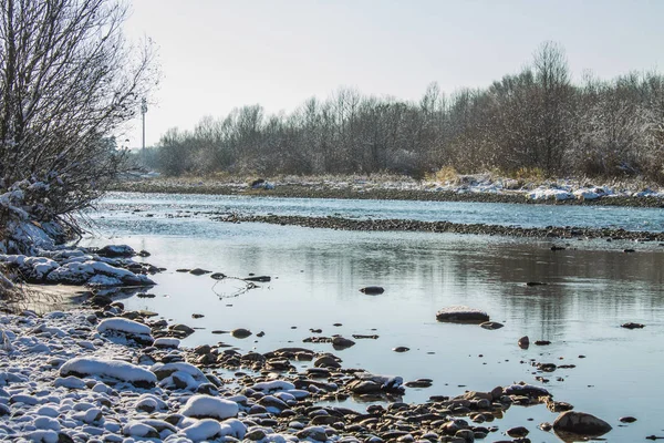 Fiume in inverno. Rapide del fiume Stormy. Paesaggio invernale . — Foto Stock