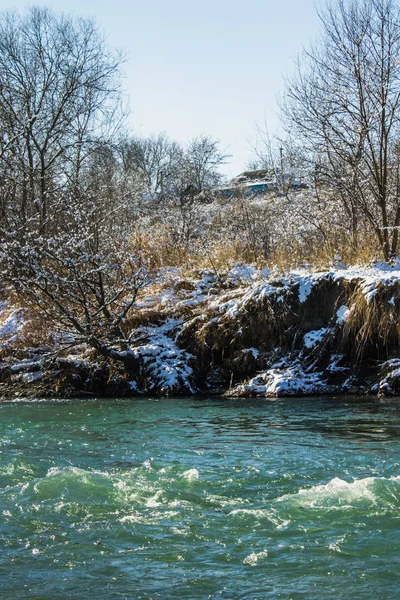 Fiume in inverno. Rapide del fiume Stormy. Paesaggio invernale . — Foto Stock