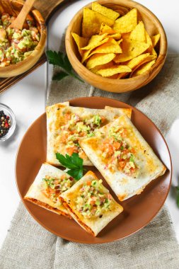 Geleneksel Meksika yemeği - sıkı. Mısır pasta kıyma, biber, soğan, sarımsak, kekik, zira ve guacomole avokado sos ile.