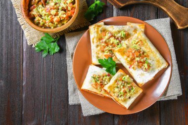 Geleneksel Meksika yemeği - sıkı. Mısır pasta kıyma, biber, soğan, sarımsak, kekik, zira ve guacomole avokado sos ile.