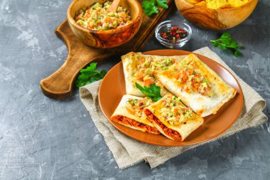 Geleneksel Meksika yemeği - sıkı. Mısır pasta kıyma, biber, soğan, sarımsak, kekik, zira ve guacomole avokado sos ile.