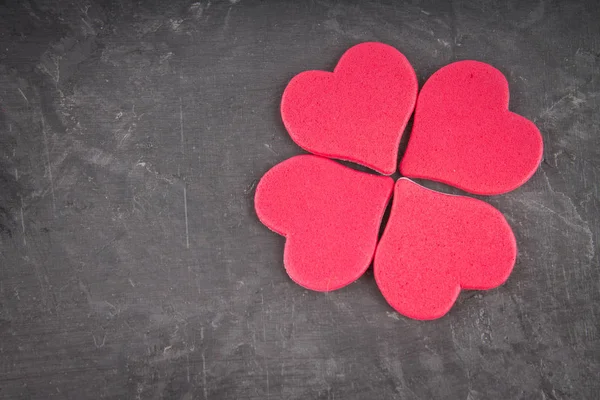 Rosa hjärtan på en grå bakgrund. Symbolen för dagen för älskare. Alla hjärtans dag. Begreppet 14 februari. — Stockfoto