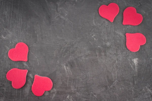 Rosa hjärtan på en grå bakgrund. Symbolen för dagen för älskare — Stockfoto