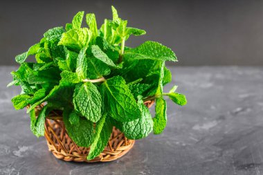 Gri bir arka plan üzerinde sicim ile a demet-in nane bağlı.