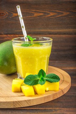 Tropikal meyve mango ahşap arka plan, Bütün veya dilimlenmiş üzerinde.