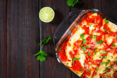 Ev yapımı tavuk enchiladas tabak ahşap masa üzerinde. Üstten Görünüm.