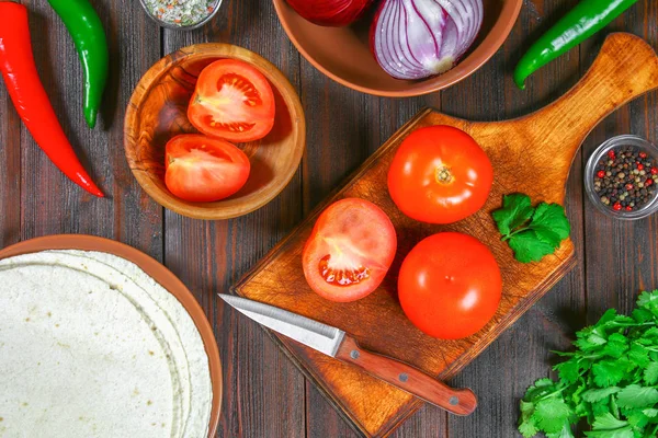 Geleneksel Meksika Meksika böreği yemek pişirmek için malzemeler. Domates, kişniş, kırmızı soğan, tavuk fileto, ekmeği, kukurznye düz kek, peynir kaşar peyniri, chili. Üstten Görünüm.