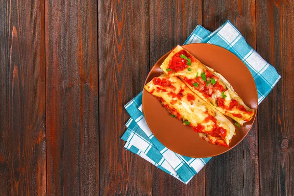 Enchiladas kurczaka domu w naczyniu na drewnianym stole. Widok z góry. — Zdjęcie stockowe