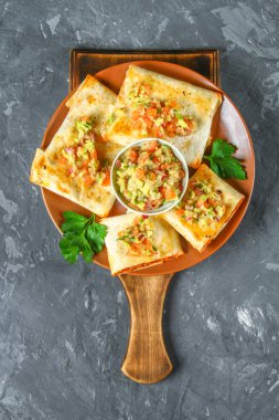 Geleneksel Meksika yemeği - sıkı. Mısır pasta kıyma, biber, soğan, sarımsak, kekik, zira ve guacomole avokado sos ile.