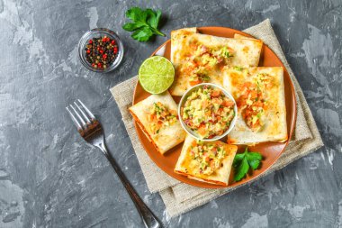 Geleneksel Meksika yemeği - sıkı. Mısır pasta kıyma, biber, soğan, sarımsak, kekik, zira ve guacomole avokado sos ile.