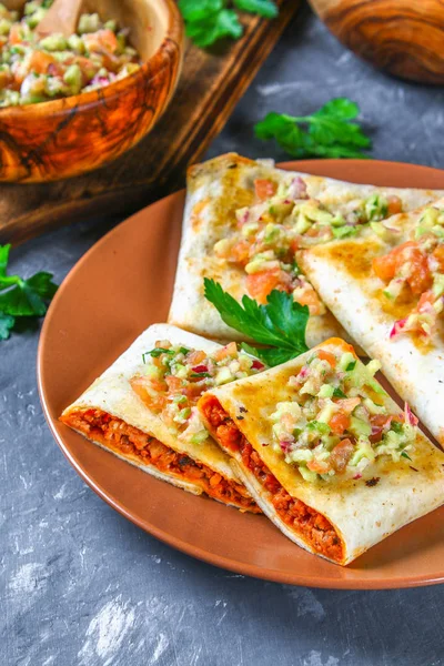 Geleneksel Meksika yemeği - sıkı. Mısır pasta kıyma, biber, soğan, sarımsak, kekik, zira ve guacomole avokado sos ile.