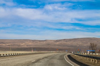 Dağların ortasında frosts sonra sabah yolda.