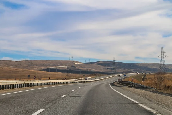 A estrada pela manhã depois de geadas no meio das montanhas . — Fotografia de Stock