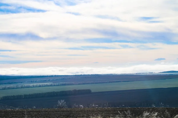 Hierba en heladas tras heladas contra el cielo azul, campos y montañas . —  Fotos de Stock