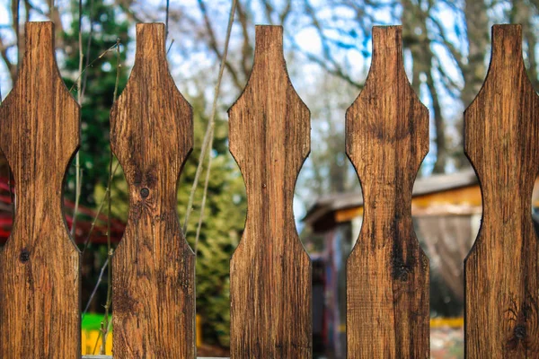 Element van een bruin houten hek bestaande uit aparte plankjes met een dacht einde. — Stockfoto