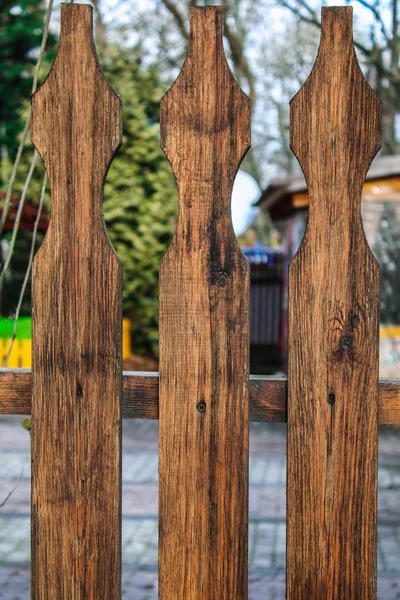 Element av en brun trä staket som består av separata styrelser med en fyllig ände. — Stockfoto
