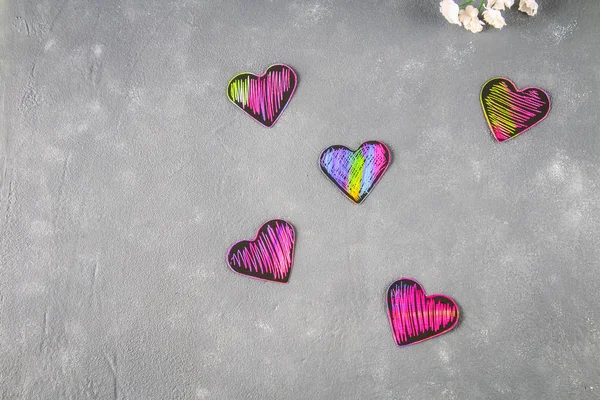 Corazones de color rosa violeta negro caseros sobre un fondo de hormigón gris. El concepto del Día de San Valentín. Un símbolo de amor . — Foto de Stock