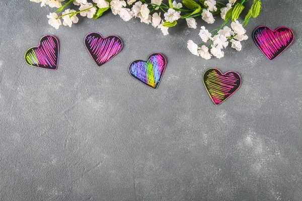 Homemade Black violet pink hearts on a gray concrete background. The concept of Valentine's Day. A symbol of love. — Stock Photo, Image