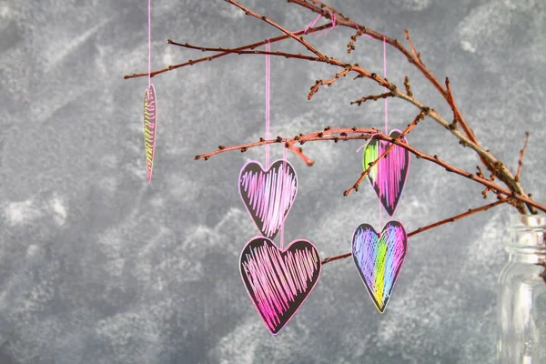 Черно-розовые сердца висят на ветвях на сером бетонном фоне. Дерево любви. Концепция Дня Святого Валентина. Символ любви . — стоковое фото