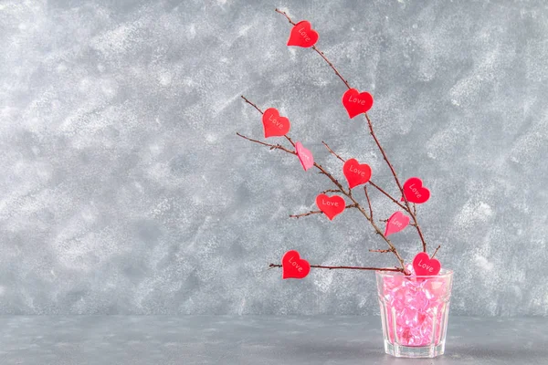 비문 붉은 마음 사랑 회색 콘크리트 바탕에 가지 만요. 사랑 나무입니다. 발렌타인의 개념입니다. 사랑의 상징. — 스톡 사진