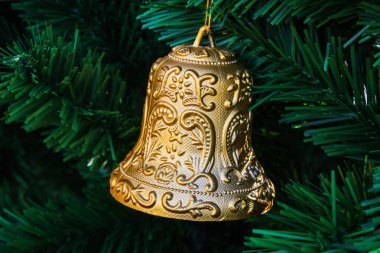 Bir Noel ağacı üzerinde oyuncak bell. Yeni yıl tatil unsuru.