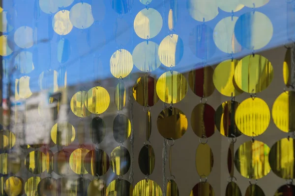 Занавески из золотых круглых дисков в окне, новогодняя атмосфера . — стоковое фото