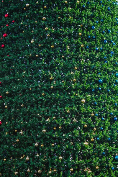 La texture de l'arbre de Noël avec la boule de Noël comme fond d'écran et papier peint . — Photo