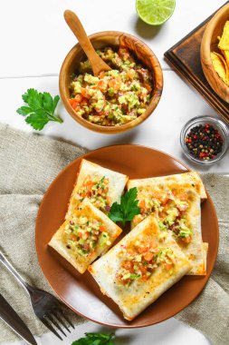 Geleneksel Meksika yemeği - sıkı. Mısır pasta kıyma, biber, soğan, sarımsak, kekik, zira ve guacomole avokado sos ile.